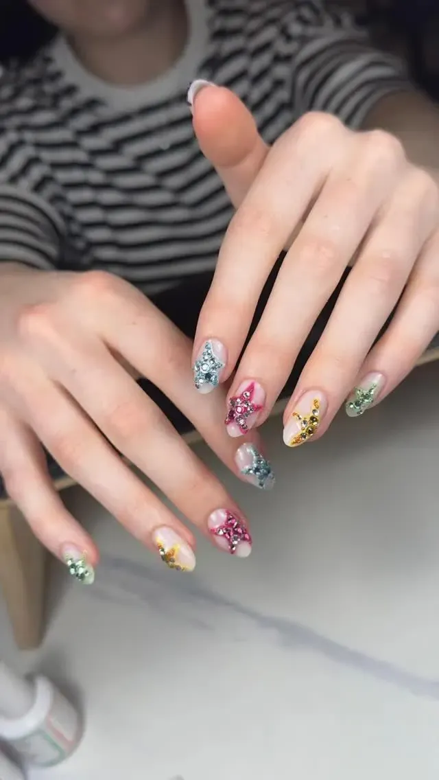 Mismatched nail art met bloemen en steentjes