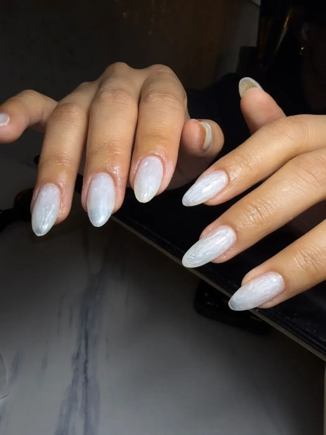 Parelwitte BIAB-nagels met chrome finish