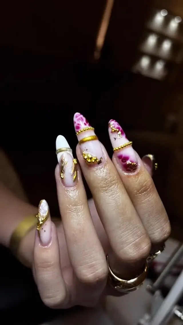 Nail art met goud en steentjes