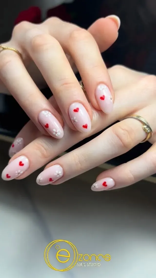 Nude gel polish met rode hartjes