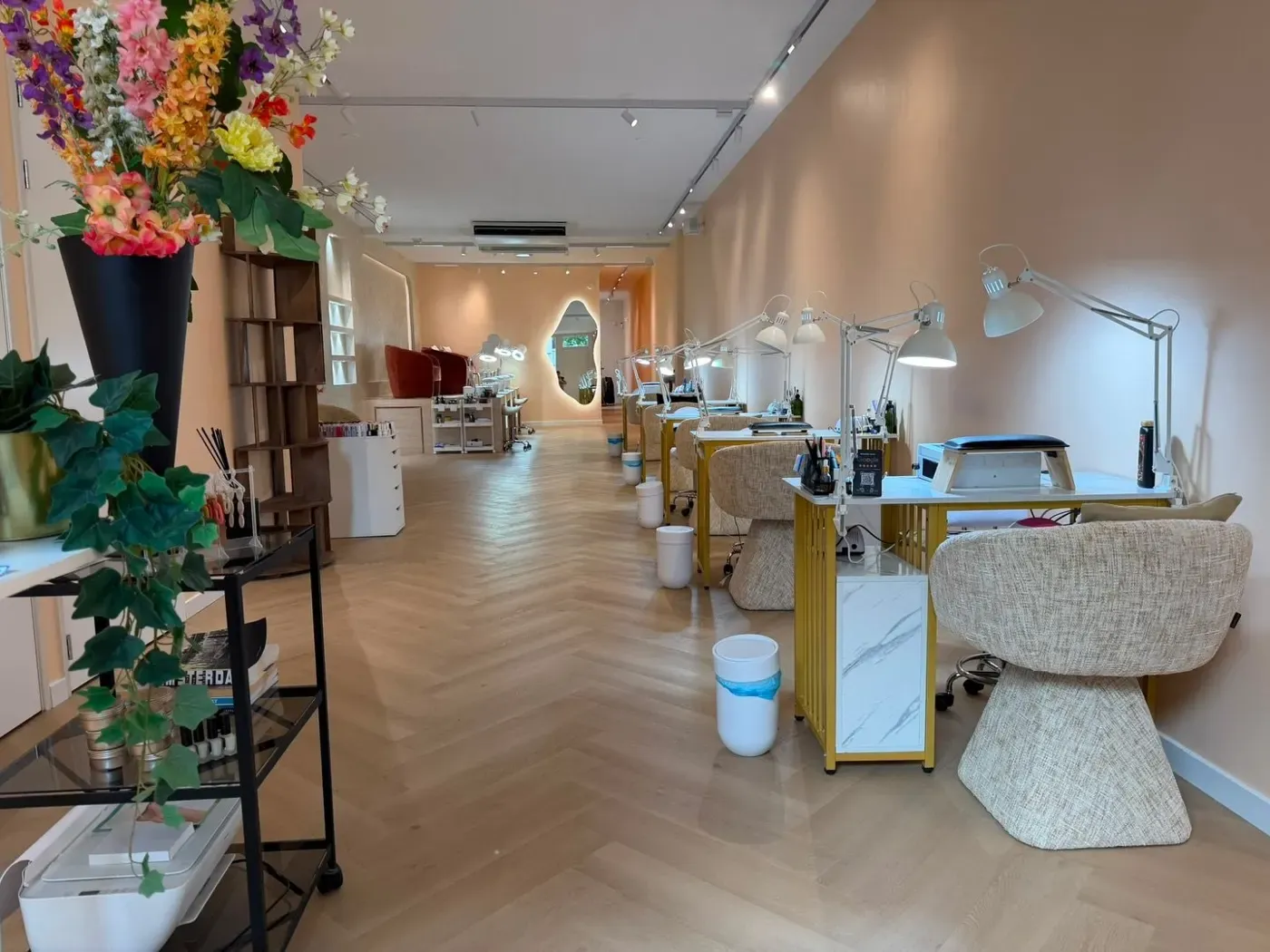 De salon in Bellamy Beauty Bar met perzikkleurige muren