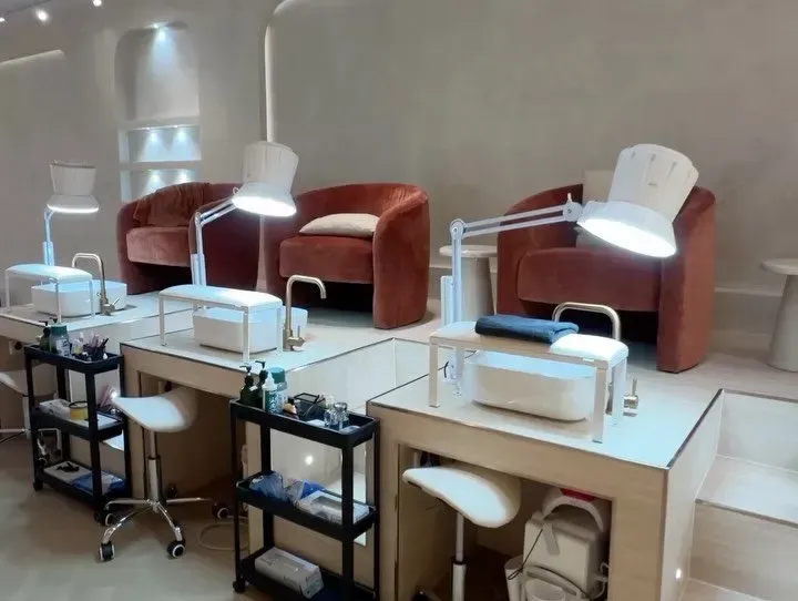 Pedicureplekken met fluwelen stoelen